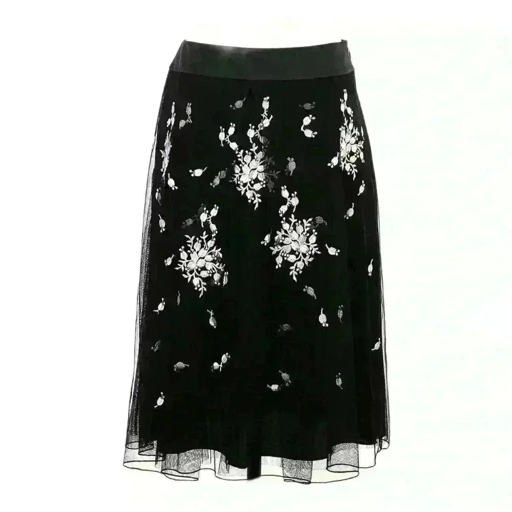 NWOT Ann Taylor Black - White Floral Flare Whit Embroidered Flowers Skirt Size 6